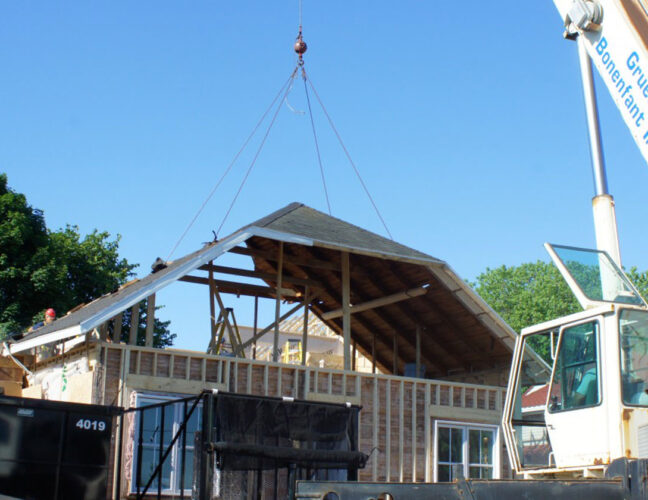 Rénovation de toiture effectuée par Sylca Construction, mettant en avant notre expertise en rénovation et notre engagement en tant qu'entrepreneur général pour des projets de construction et de rénovation complets.